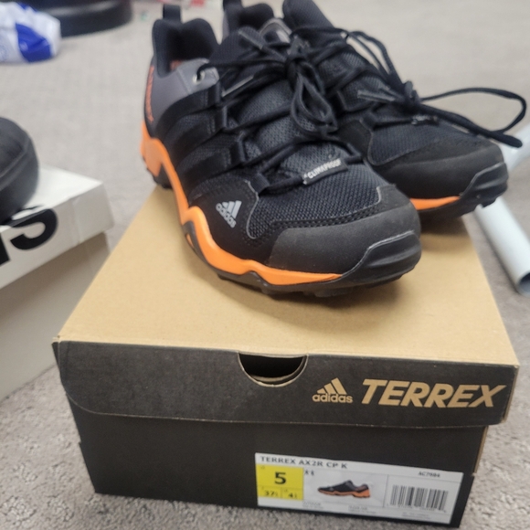 Adidas terrex waterproof shoes size 5 kids - Picture 3 of 3
